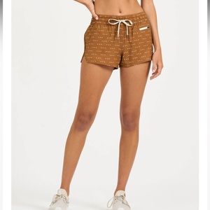 Vuori Clementine 2.0 shorts in Turmeric Arrows